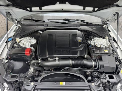 Used 2018 Jaguar XF Premium image 5