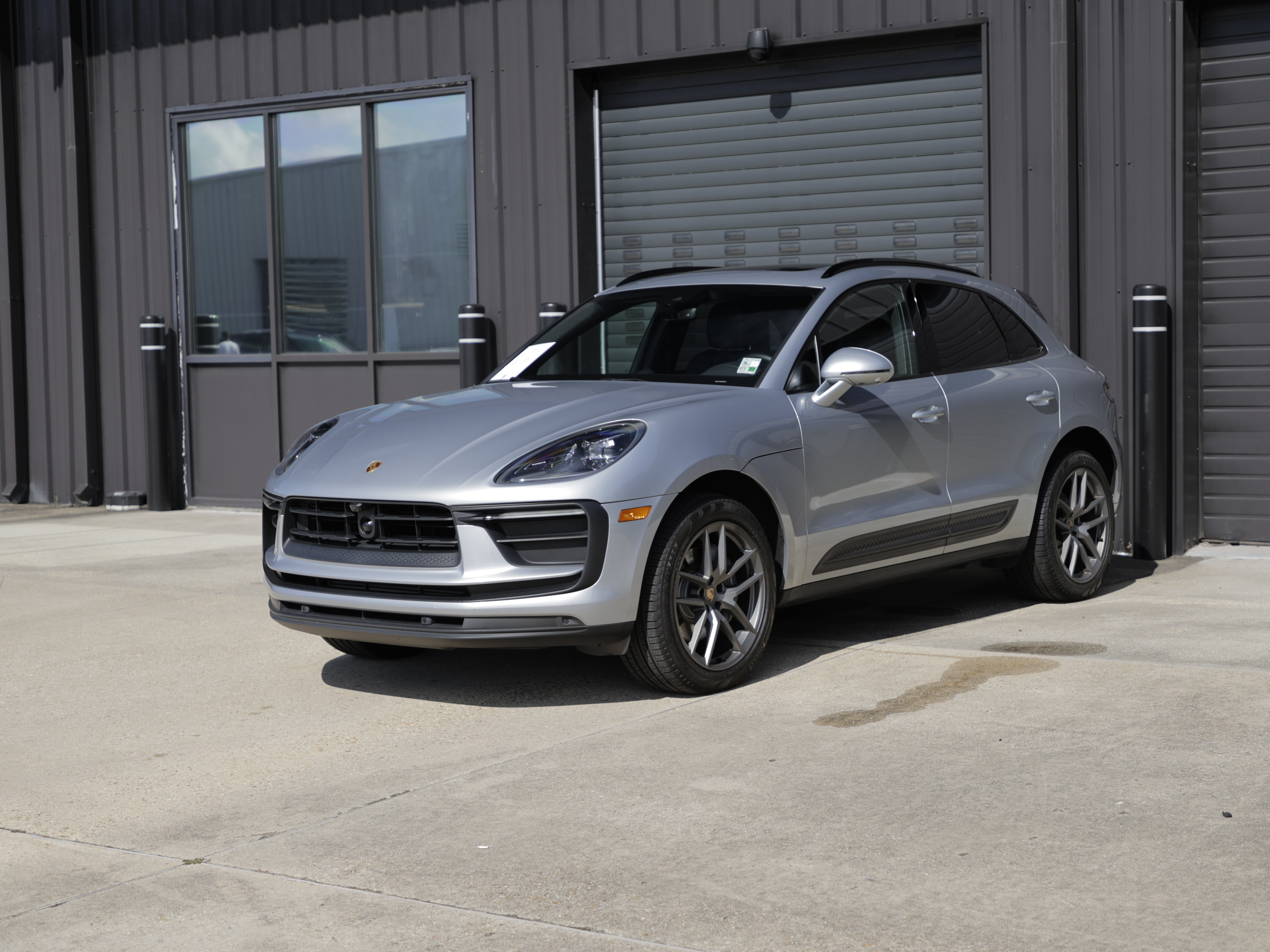 Certified 2023 Porsche Macan Turbo AWD/4WD image 1