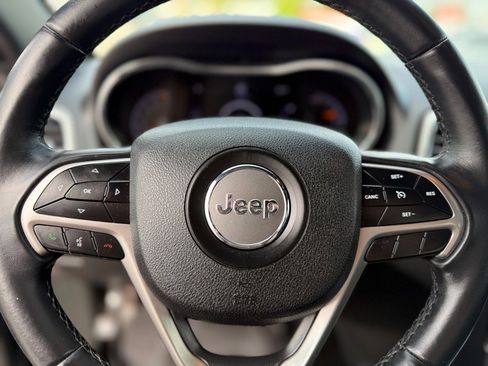 Used 2018 Jeep Grand Cherokee Laredo image 31