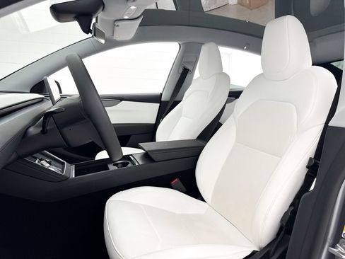 Used 2026 Tesla Model Y Long Range RWD image 19