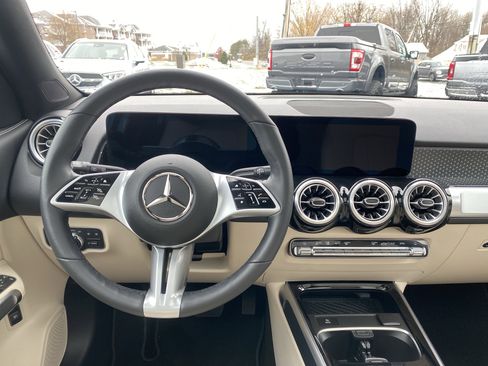 Used 2025 Mercedes-Benz GLB 250 4MATIC image 12