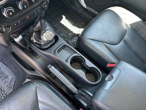 Used 2014 Jeep Wrangler Unlimited Sahara w/ Dual Top Group AWD/4WD image 17
