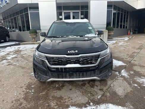 Used 2022 Kia Seltos EX image 2