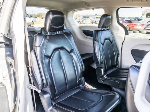 Used 2023 Chrysler Pacifica Touring-L image 17