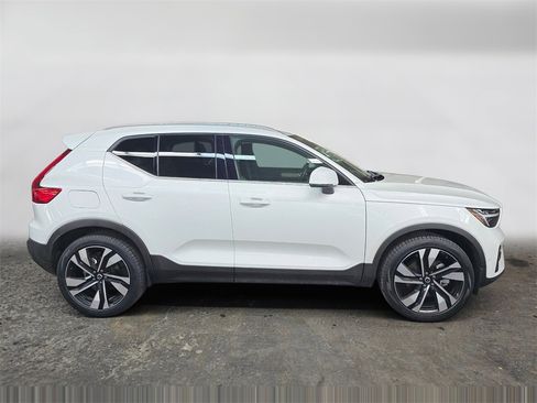Certified 2023 Volvo XC40 B5 Ultimate w/ Protection Package Premier image 4