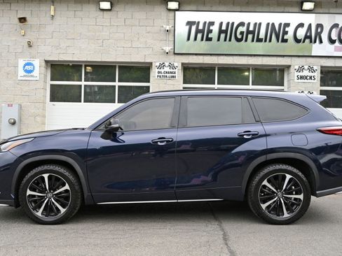 Used 2021 Toyota Highlander XSE AWD/4WD image 3