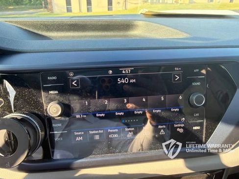 Used 2023 Volkswagen Taos SE w/ Panoramic Sunroof Package FWD image 10