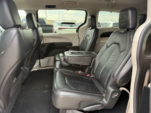 Used 2017 Chrysler Pacifica Touring-L FWD image 19