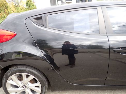 Used 2016 Hyundai Veloster image 13