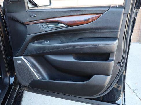 Used 2015 Cadillac Escalade Luxury AWD/4WD image 25