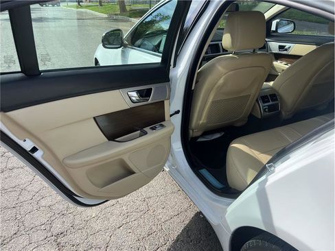 Used 2013 Jaguar XF Luxury image 10