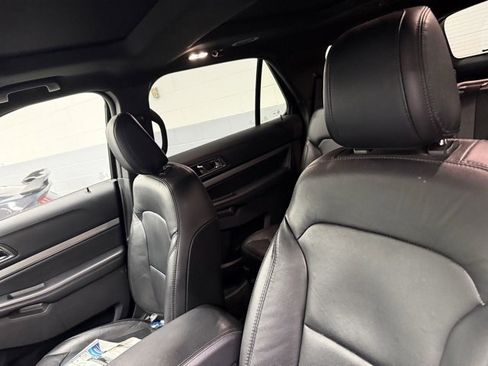 Used 2018 Ford Explorer XLT w/ Equipment Group 202A image 9