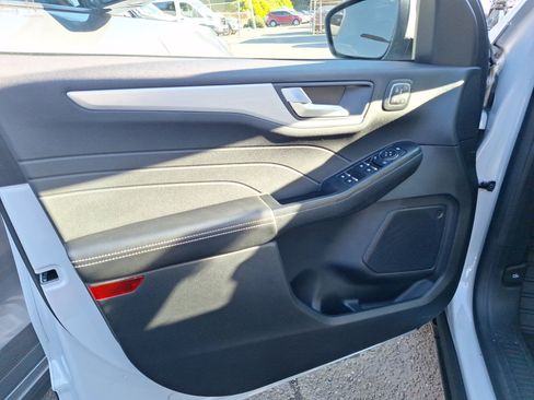 Used 2025 Ford Escape Platinum image 9