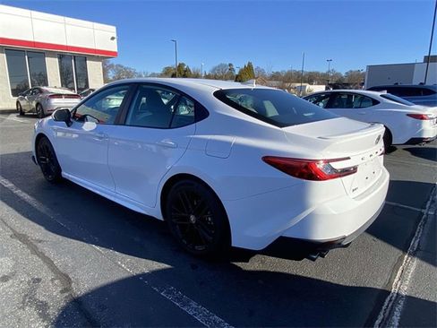 Used 2025 Toyota Camry SE image 5