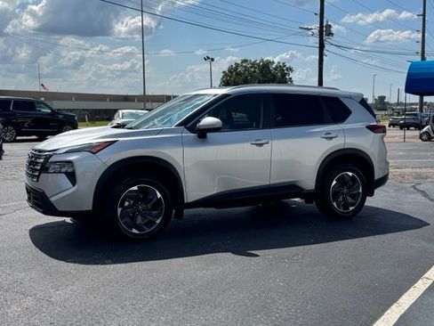 Used 2025 Nissan Rogue SV w/ SV Premium Package AWD/4WD image 3