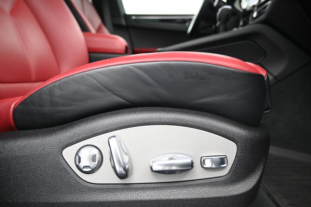 Certified 2025 Porsche Macan AWD/4WD image 15