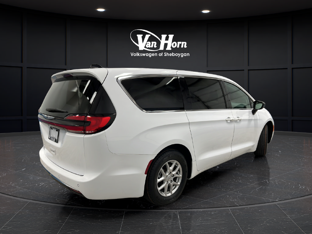 Used 2024 Chrysler Pacifica Touring-L FWD image 7