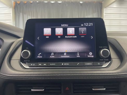 Used 2025 Nissan Rogue SV FWD image 11