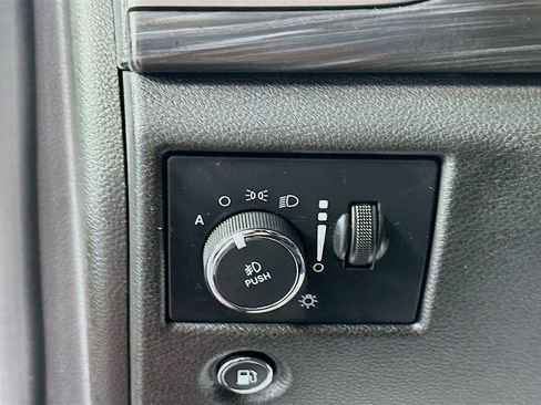 Used 2022 Jeep Grand Cherokee Laredo X image 10