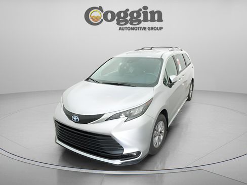 Used 2025 Toyota Sienna XLE image 32