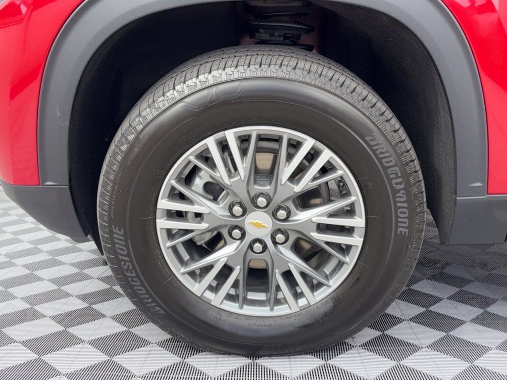 Used 2025 Chevrolet Traverse LT w/ LPO, Floor Liner Package FWD image 13