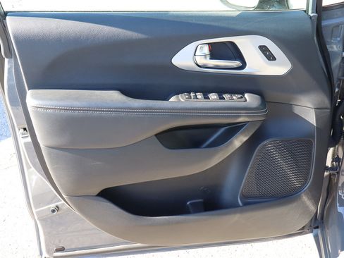 Used 2025 Chrysler Pacifica Limited image 14