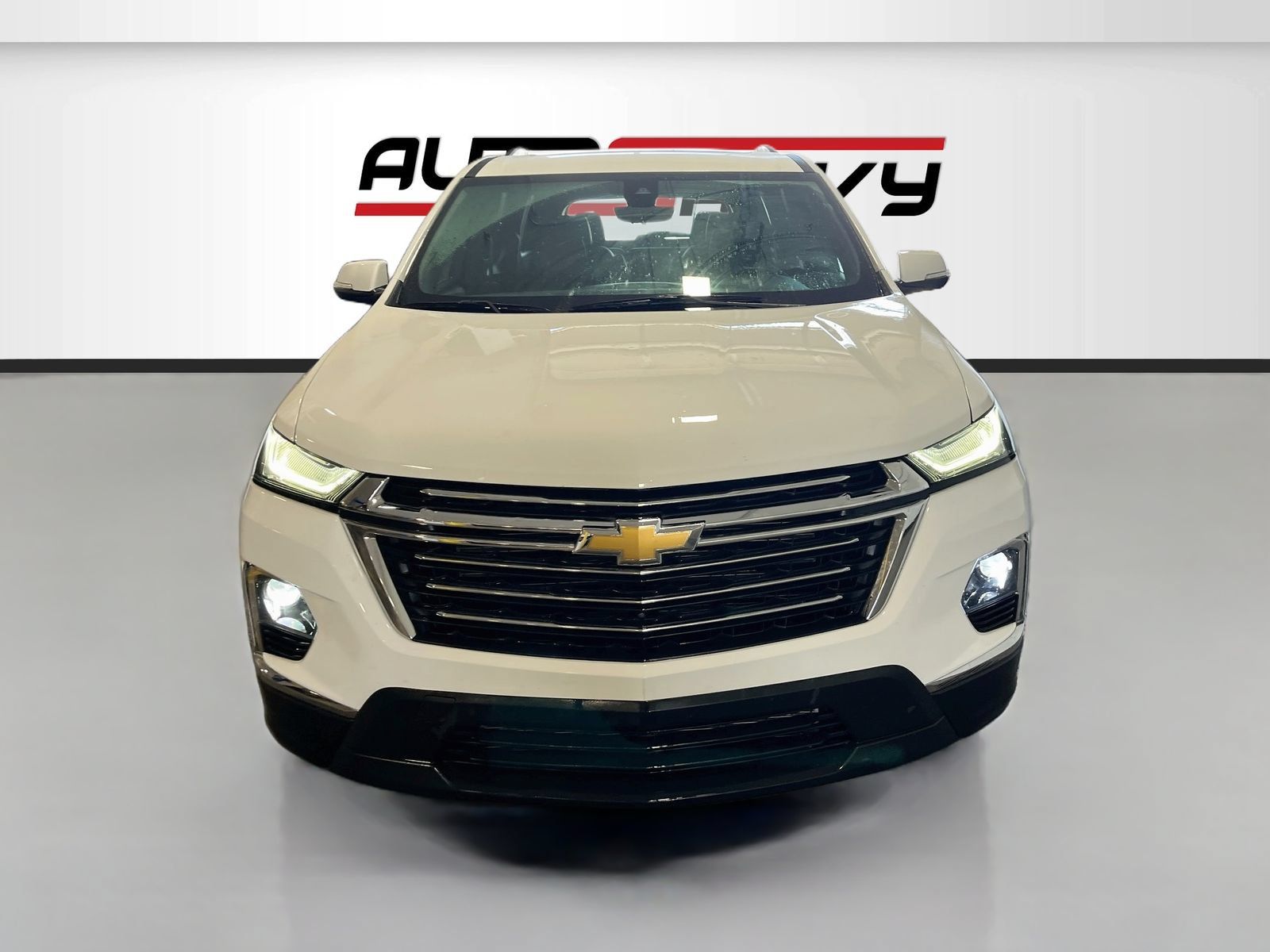 Used 2023 Chevrolet Traverse LT w/ LT Premium Package AWD/4WD image 2