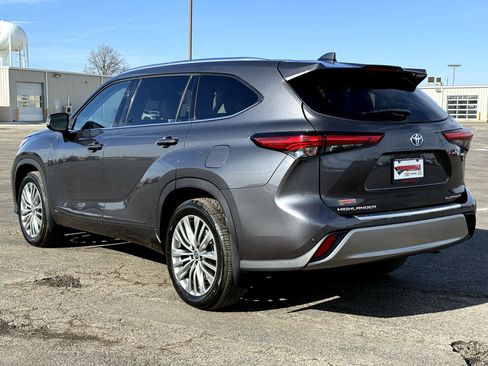 Used 2022 Toyota Highlander Platinum image 5