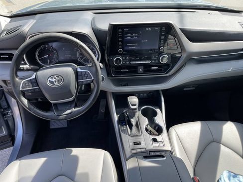 Used 2022 Toyota Highlander XLE AWD/4WD image 15