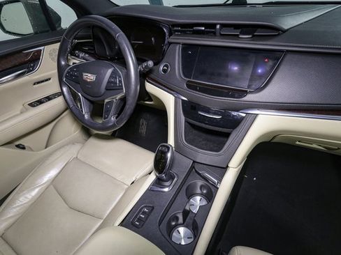 Used 2017 Cadillac XT5 Luxury w/ Driver Awareness Package image 18