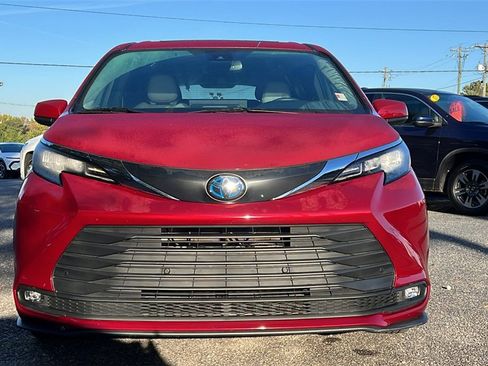 Used 2025 Toyota Sienna XLE image 2