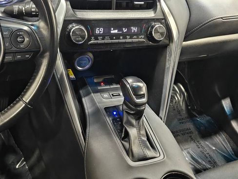 Used 2022 Toyota Venza LE image 9