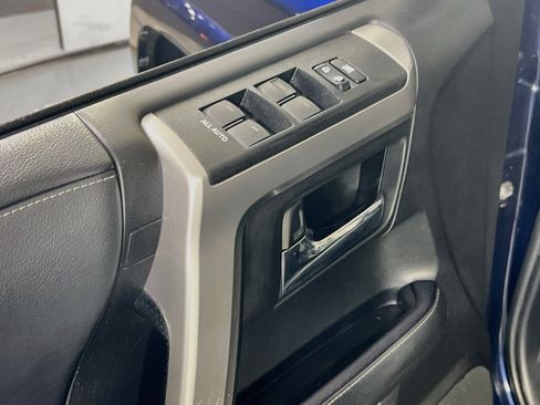Used 2020 Toyota 4Runner SR5 AWD/4WD image 18