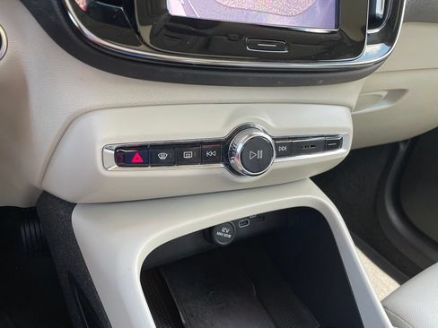 Used 2023 Volvo XC40 B5 Plus AWD/4WD image 18
