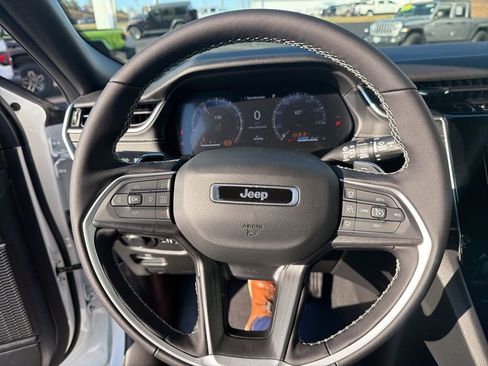 New 2025 Jeep Grand Cherokee Altitude image 30