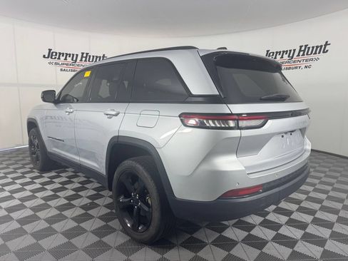Used 2023 Jeep Grand Cherokee Altitude RWD image 9