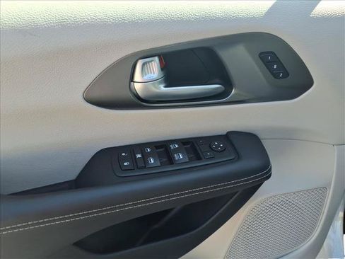 Used 2024 Chrysler Pacifica Touring-L FWD image 16
