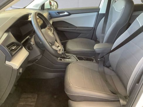 Used 2024 Volkswagen Taos SE image 7