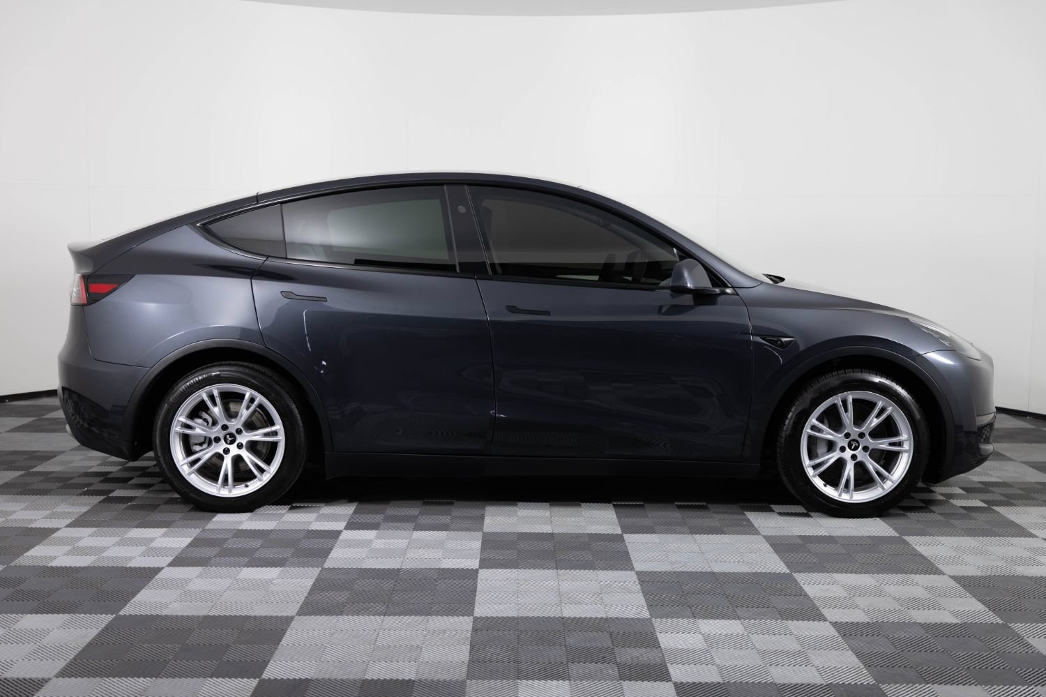 Used 2024 Tesla Model Y Long Range AWD/4WD image 9