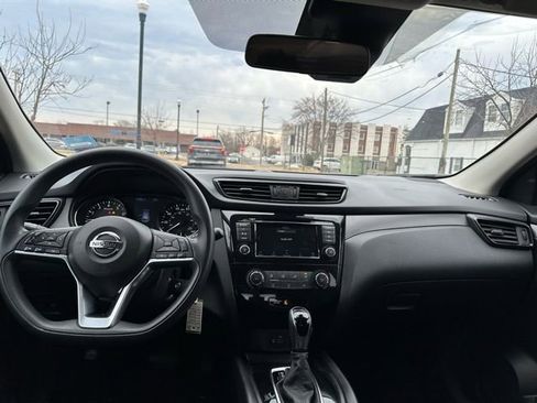Used 2020 Nissan Rogue Sport S image 3