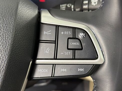 Used 2024 Toyota Highlander Limited FWD image 27