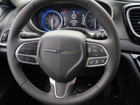 Used 2025 Chrysler Pacifica Select FWD image 22