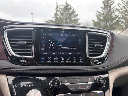 Used 2019 Chrysler Pacifica Limited image 12