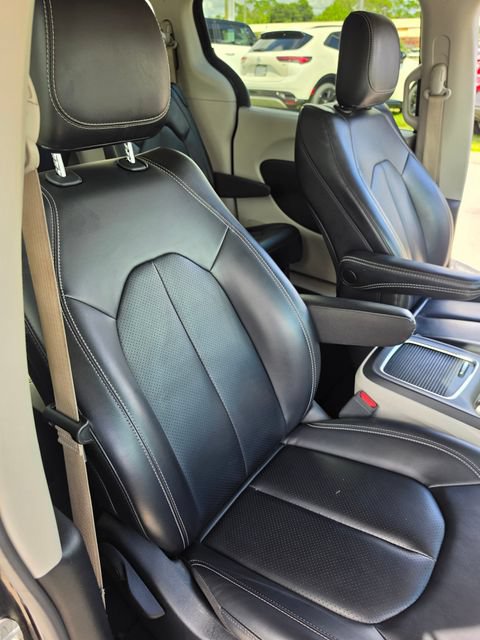 Used 2023 Chrysler Pacifica Touring-L FWD image 21