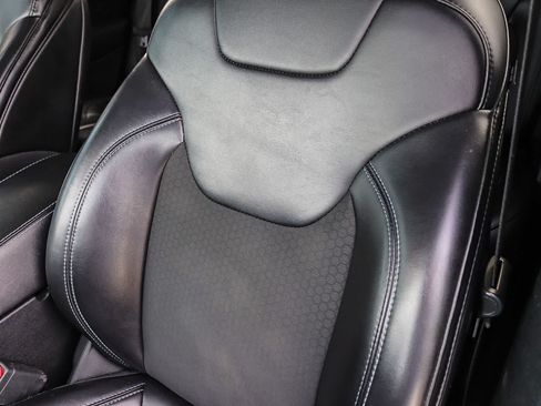 Used 2019 Jeep Cherokee Latitude Plus FWD image 22
