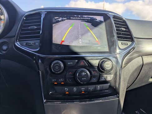 Used 2022 Jeep Grand Cherokee Laredo X image 30