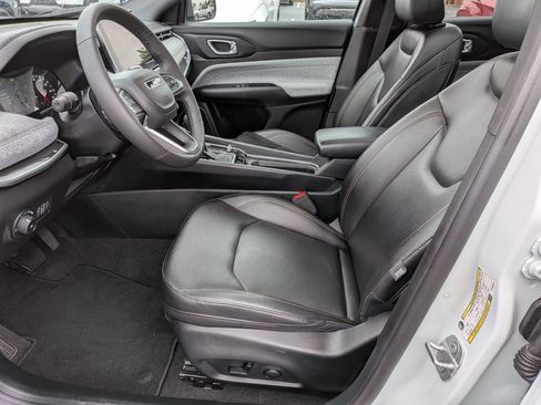 Used 2024 Jeep Compass Latitude w/ Sun and Sound Group AWD/4WD image 15