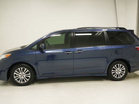 Used 2020 Toyota Sienna XLE w/ XLE Navigation Package FWD image 7