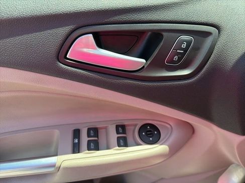 Used 2018 Ford Escape SE FWD image 16