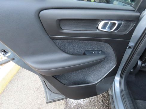 Used 2019 Volvo XC40 T4 Momentum FWD image 14